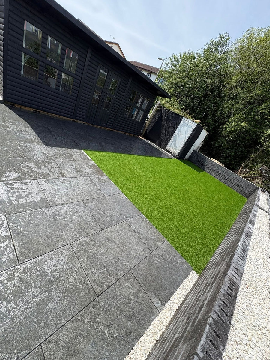 Landscaper Jaay: grass and tiles